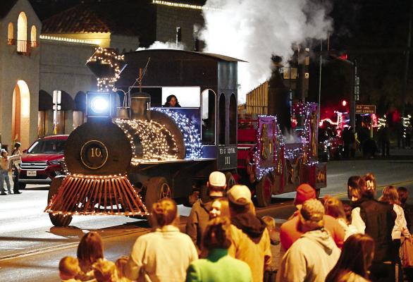The Fandangle’s “big train” pulls the steam-powered calliope in one of th 25 entries in the Chamber Christmas parade. The parade, held last Saturday night, traditionally ushers in the holiday season in Albany. Donnie Lucas / Albany News