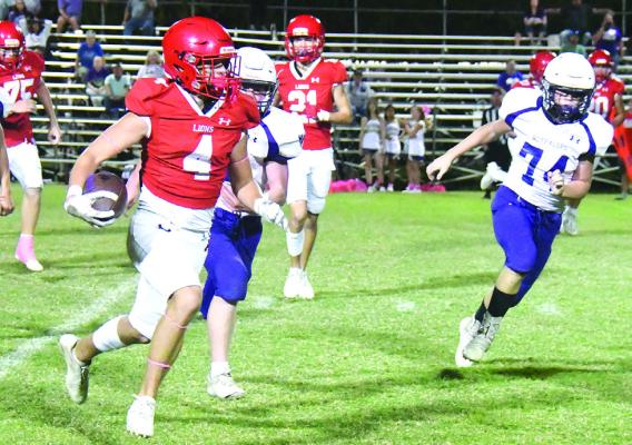 Albany sophomore Shawn Keen gets outside for good yardage as the JV Lions record a 48-8 win over Cross Plains. The sub-varsity will be on the road to Roscoe tonight. Donnie Lucas / Alb any News
