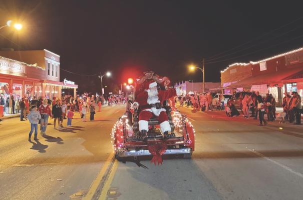 Parade kicks off holiday season in Albany